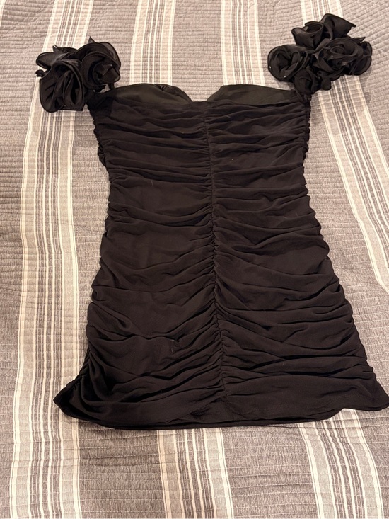 Lulus Dresses & Skirts - NWOT Lulu's Black Off-Shoulder Ruched Mini Dress with Floral Puff Sleeves
